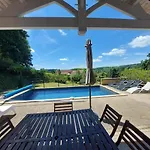La Maison De Marius à Avec Piscine Chauffée Сasa de vacaciones